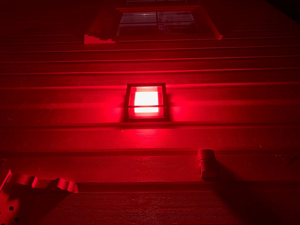 Når Liverpool spiller kamper så lyser det rødt utenfor huset til familien Malmstein. Foto: Tor Erik Malmstein