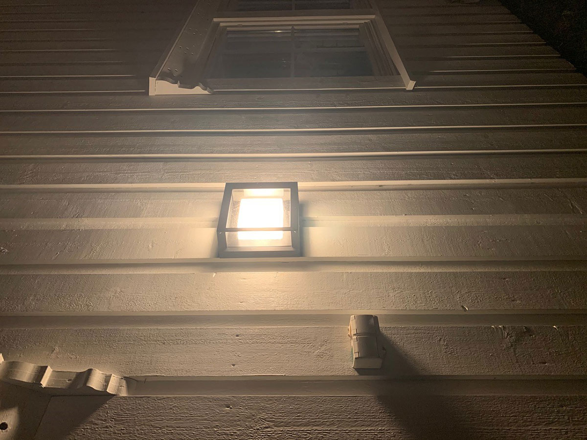 Bevegelsessensoren registrerer når det kommer folk og da blir lysere hvitt og sterkere. Foto: Tor Erik Malmstein